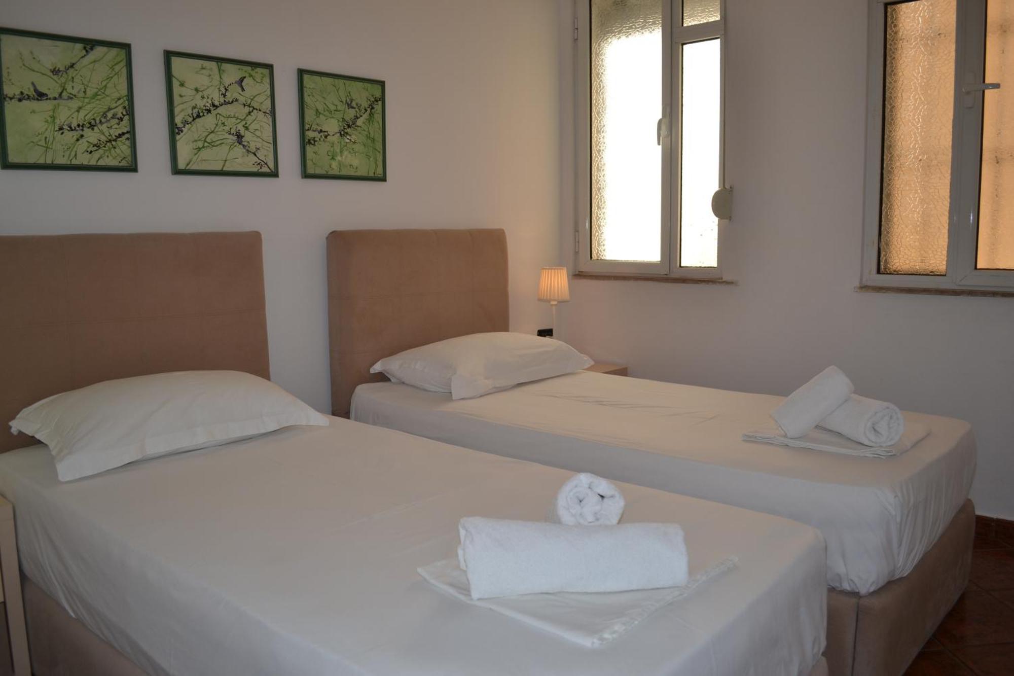 Apartament & Harbour At The Door 2 Bedrooms Partial Seaview